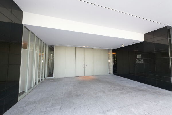 壁に大理石、床にモザイクタイルが配されたエントランスホール。