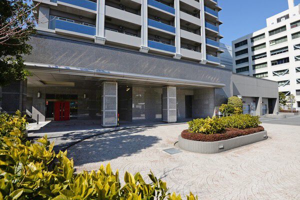 エントランス前には、車寄せのアプローチを設置。	