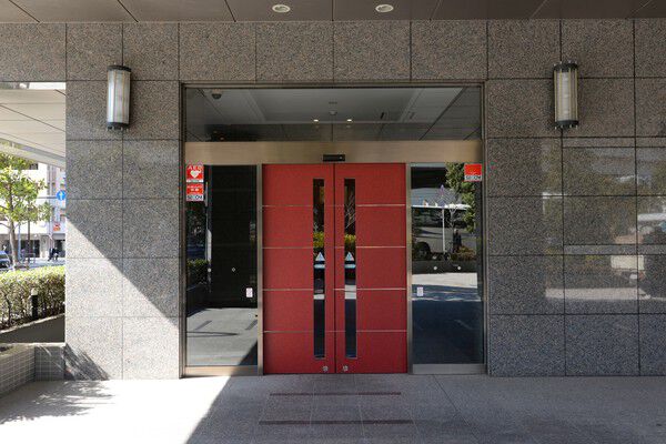 都会的なセンスを感じさせる赤い扉のエントランス。		