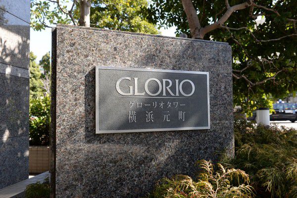 住む人の誇りを表し、気品を感じさせるマンションプレート。		