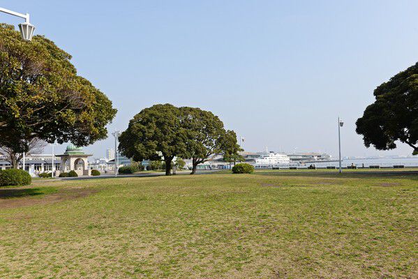 ベイブリッジなど夜景が楽しめる「山下公園」まで約120m（徒歩2分）。		