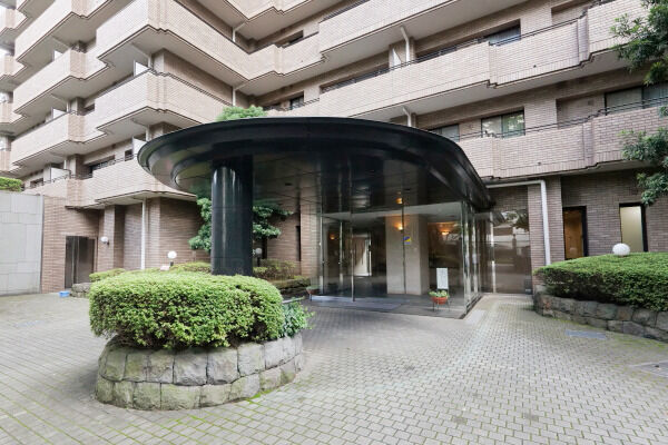 高級感の漂うエントランスと車寄せ。