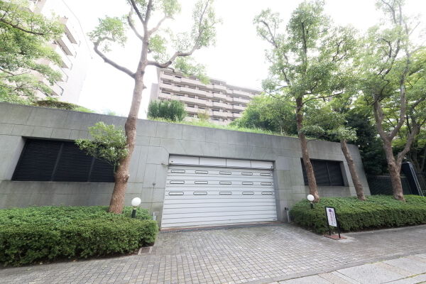 屋内駐車場出入口。