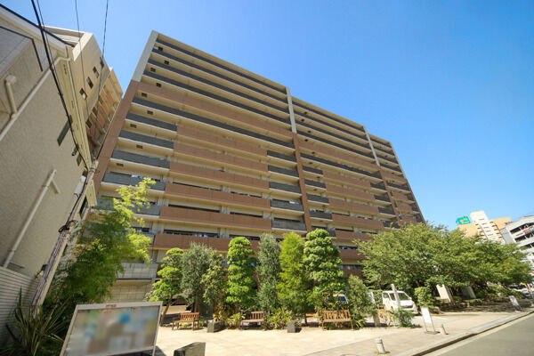 【ルネ横浜アーバンテラス】ライトアップも印象的な「エントリーテラス」。