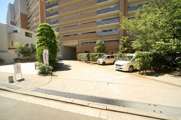 敷地内自走式駐車場、ゲスト用駐車場スペースも完備。