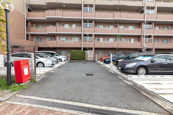 敷地内に54台分の駐車場を設置。歩車分離の安心設計です。