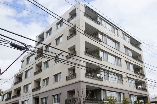 【横濱妙蓮寺パークホームズ】ホワイトとグレー系のツートンカラーが特徴的な外観。 【横濱妙蓮寺パークホームズ】ホワイトとグレー系のツートンカラーが特徴的な外観。