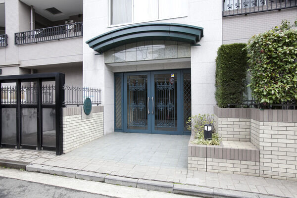 エントランスは大理石仕上げになっており、アールデコ調の門扉が特徴的です。