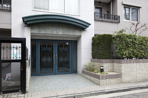 シックな色彩や質感の中に、モダンなデザインが映えます。