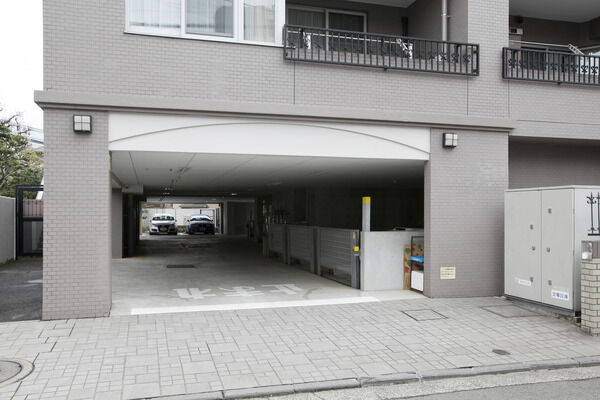 駐車場は全15台分（平置4台、3段式3台、パズル式8台）になっています。