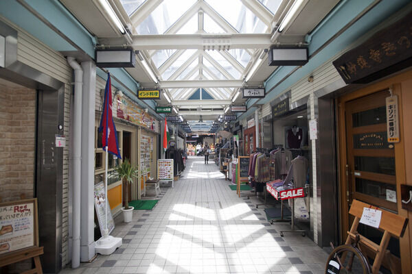 「妙蓮寺駅前商店街」には様々な商店が立ち並びます。