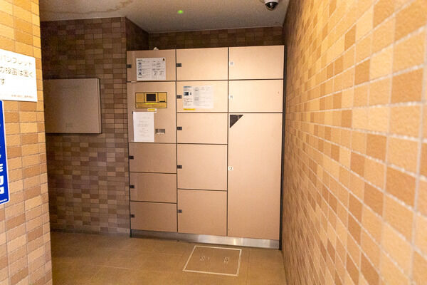 留守中のお荷物を一時預かる宅配ボックスを設置。24時間いつでも取り出せます。