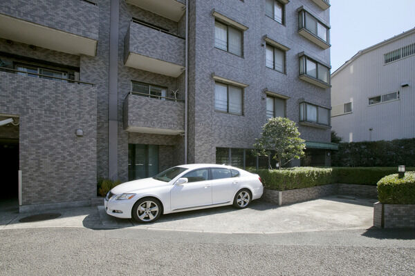 【大倉山北パークホームズ】車止めのあるエントランスアプローチ。