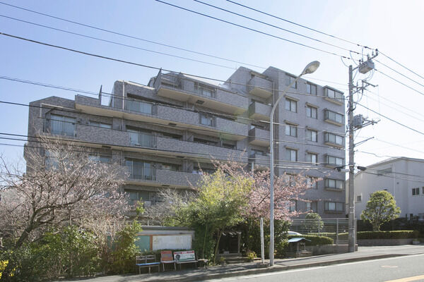 【大倉山北パークホームズ】緑豊かな街並みに沿うように、専用庭や敷地内の随所に植栽が施されています。		