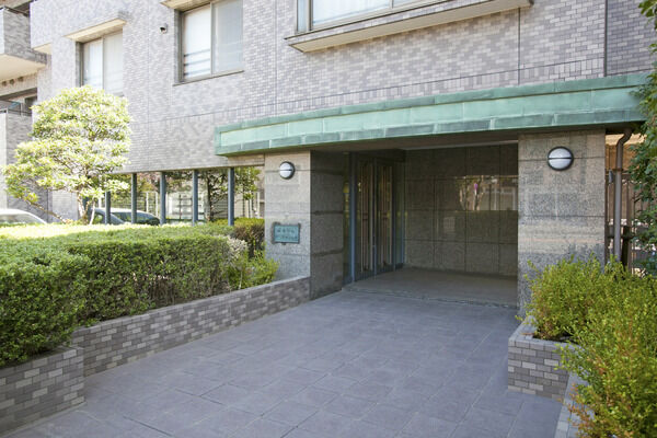 エントランスホールには、オブジェを配した吹き抜けの中庭が現れます。		