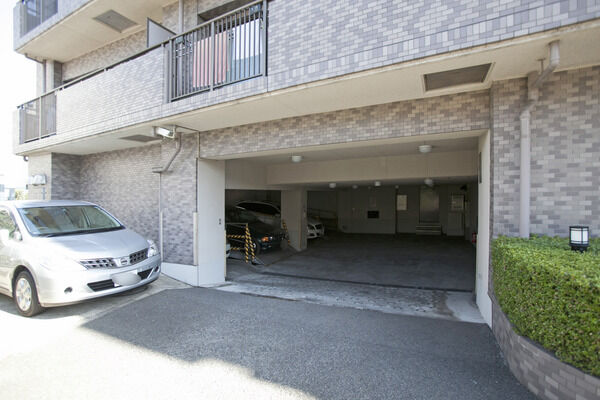 駐車場は、敷地内に65台分設置。