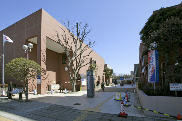 「横浜市港北区役所」までは、約760m（徒歩10分）。		