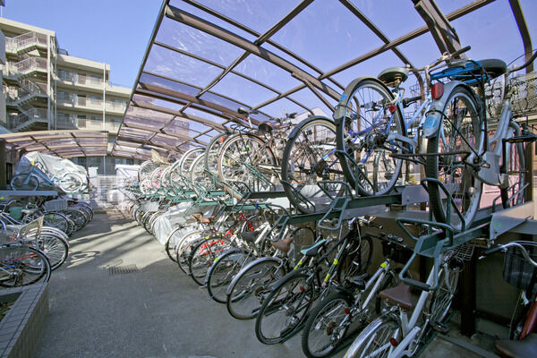 安全を配慮し歩行者と自転車の動線を植栽で分けた駐輪場は、エントランス横に設置。		