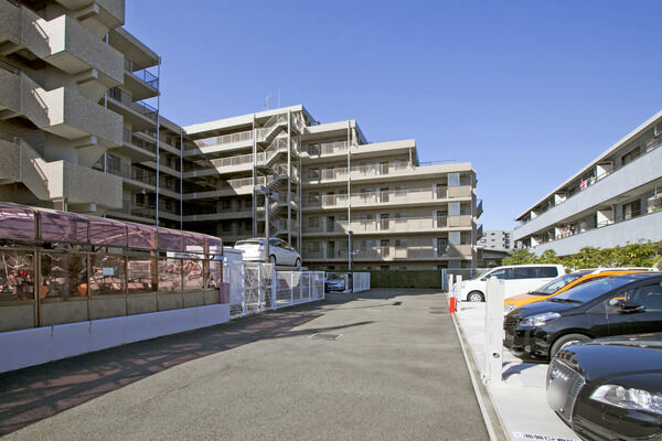 敷地内に設置された機械式自動車駐車場。		