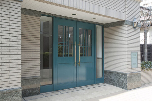 居住者の安全を守る、TVモニター付きオートロックシステムを採用。		