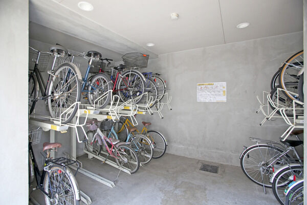きれいに整理された、20台収容の二段式の駐輪場。		