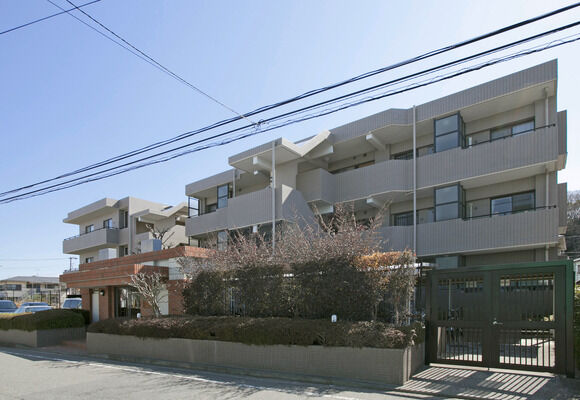 【大倉山北パークホームズ参番館】プライバシーに配慮し1フロア6住戸、3戸で1階段を利用することが可能。		