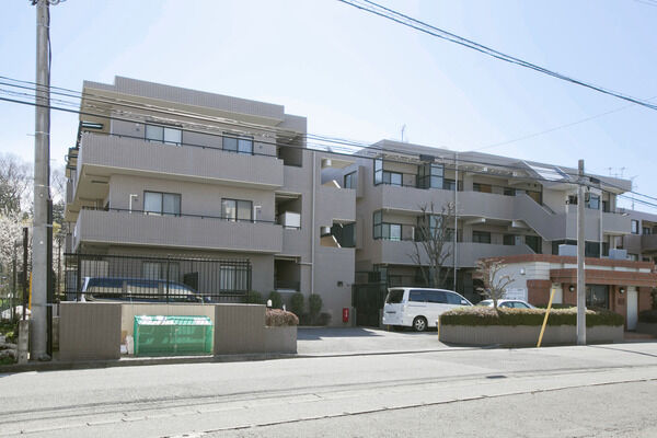 【大倉山北パークホームズ参番館】住棟を東・西の2棟に分離。中央に吹き抜けを設けた特徴的な作り。		