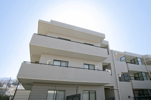 【大倉山北パークホームズ参番館】第一種低層住居専用に立地している低層3階建ての住まい。		