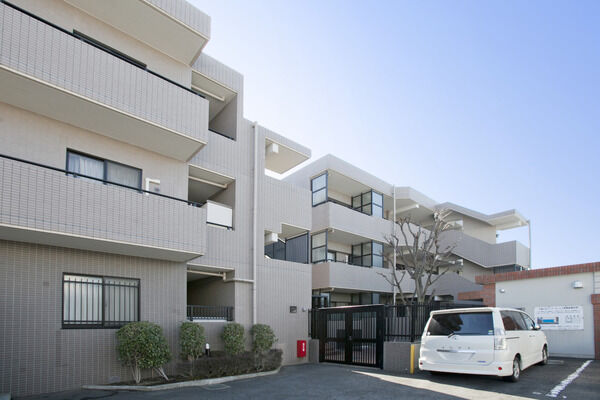 ゆったりとした印象の機械式自動車駐車場。		