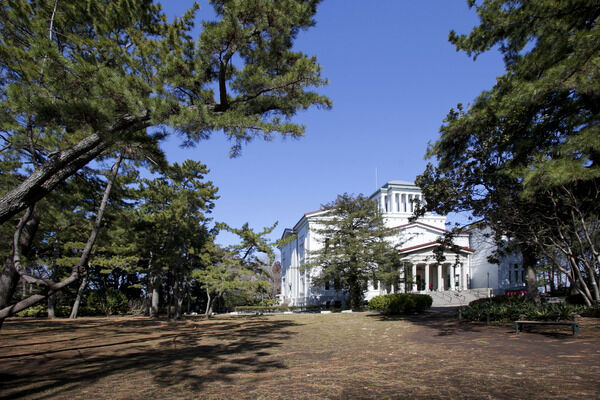 大倉山公園の梅林の前にある「大倉山記念館」。	