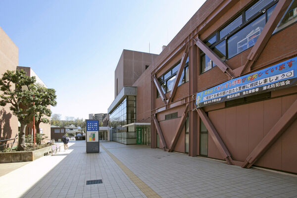 「横浜市港北区役所」までは、約1,300m（徒歩17分）。		