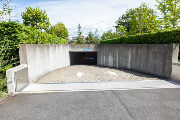 自然を満喫できる環境づくりの為、駐車スペースを地下に設置。