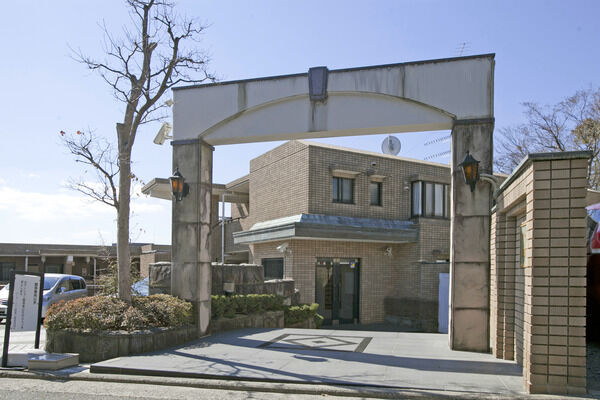 【パークハイム綱島公園】アーチ型のエントランス構えからは、ゴシック調の高級感が伝わる。		