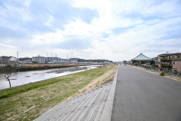 近くには「鶴見川」が流れ、川のせせらぎを感じる。		