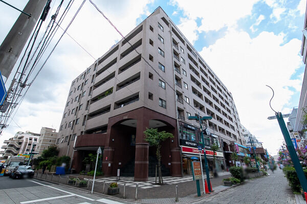 【ナイスアーバンステイツ綱島】「綱島」駅から徒歩2分、綱島商店街の一番街通りとパデュ通りの交点に立地。