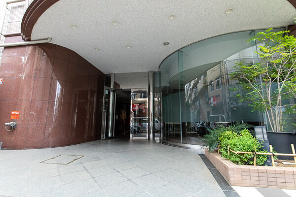 優美な曲面フォルムと鏡面仕上げで飾られた、エントランスアプローチ。