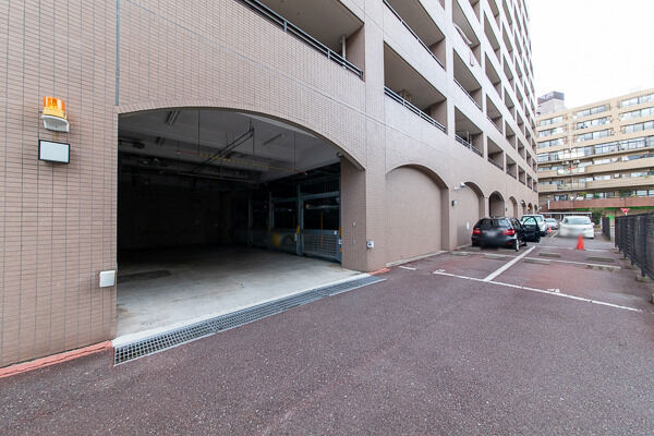 駐車場は一部屋外平置き・屋内機械式駐車場を併設。