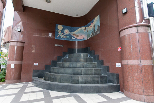 建物角に設けられたタイル画とオブジェクトが癒しの空間を創出。