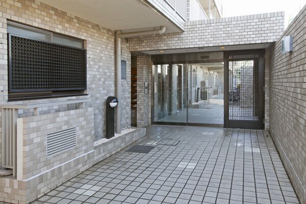 スペースを広くとったエントランスアプローチ。