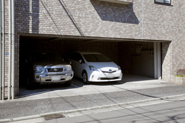 敷地内には、3台収容の駐車場と17台収容の駐輪場を設置。
