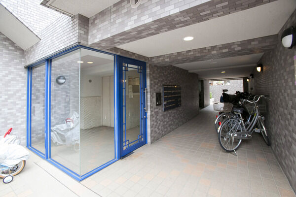 エントランスは、オートロックなど様々な防犯システムを設置しています。