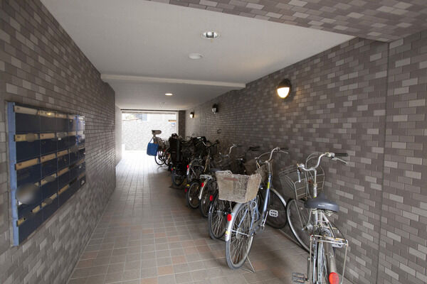 エントランスピロティの先には、駐車場などに通じています。