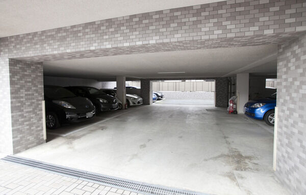 駐車場は、敷地内に設置されており、全10台分が用意されています。