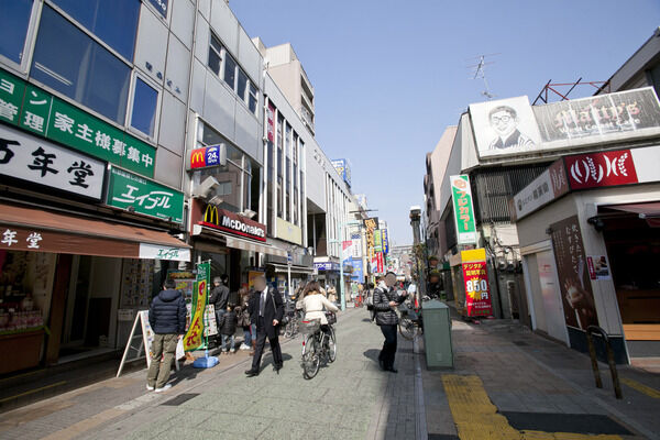「綱島駅前商店街」には飲食店などの様々な商店が立ち並びます。
