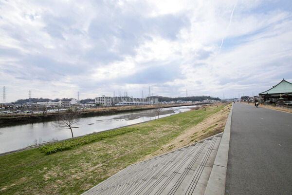 約600m（徒歩8分）には「鶴見川」があり、様々な自然が広がっています。