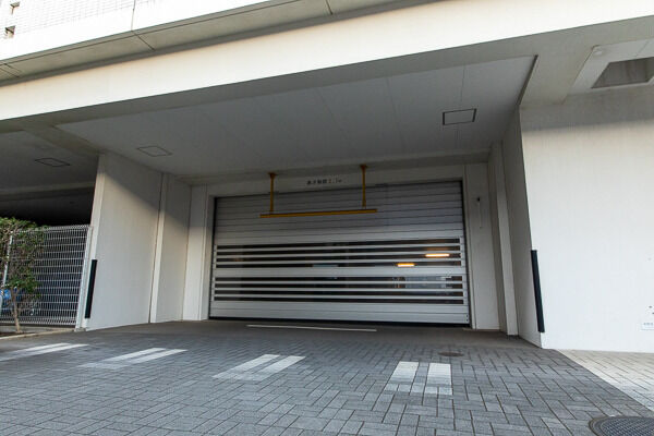 防犯性に配慮したシャッター付きの屋内駐車場。