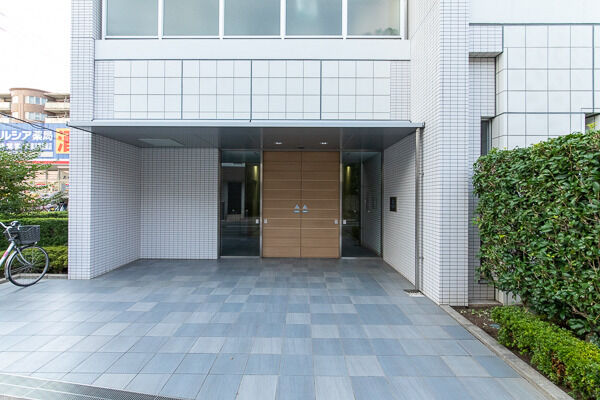 建物内の全ての入り口や通路は段差をなくし、車イスで移動できるよう配慮。