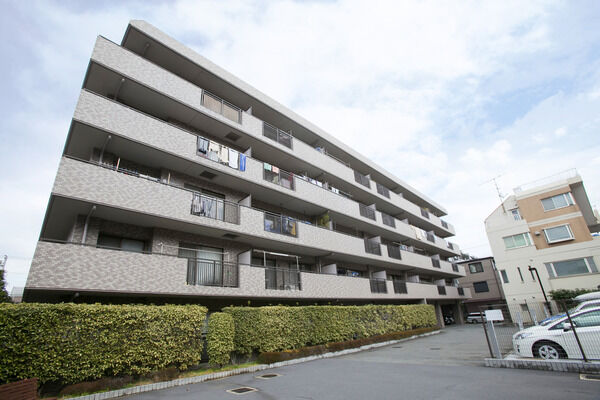 使い勝手を考慮し、広くとられた駐車場のアプローチ。