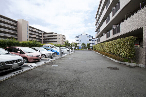 25台収容の駐車場を敷地内に設置。