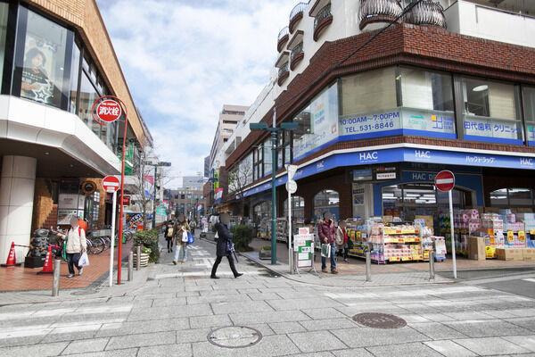 「綱島」駅前に広がる「綱島駅商店街」は、様々な商店が立ち並びます。